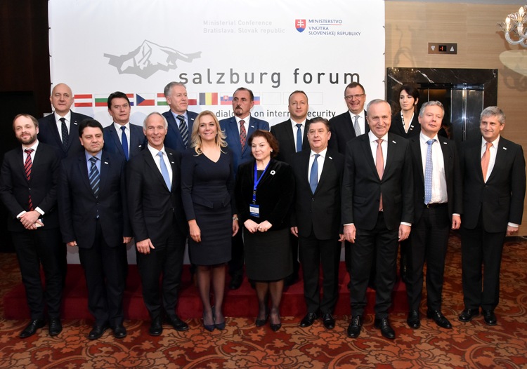 Spoločné foto účastníkov Salzburského fóra v Bratislave